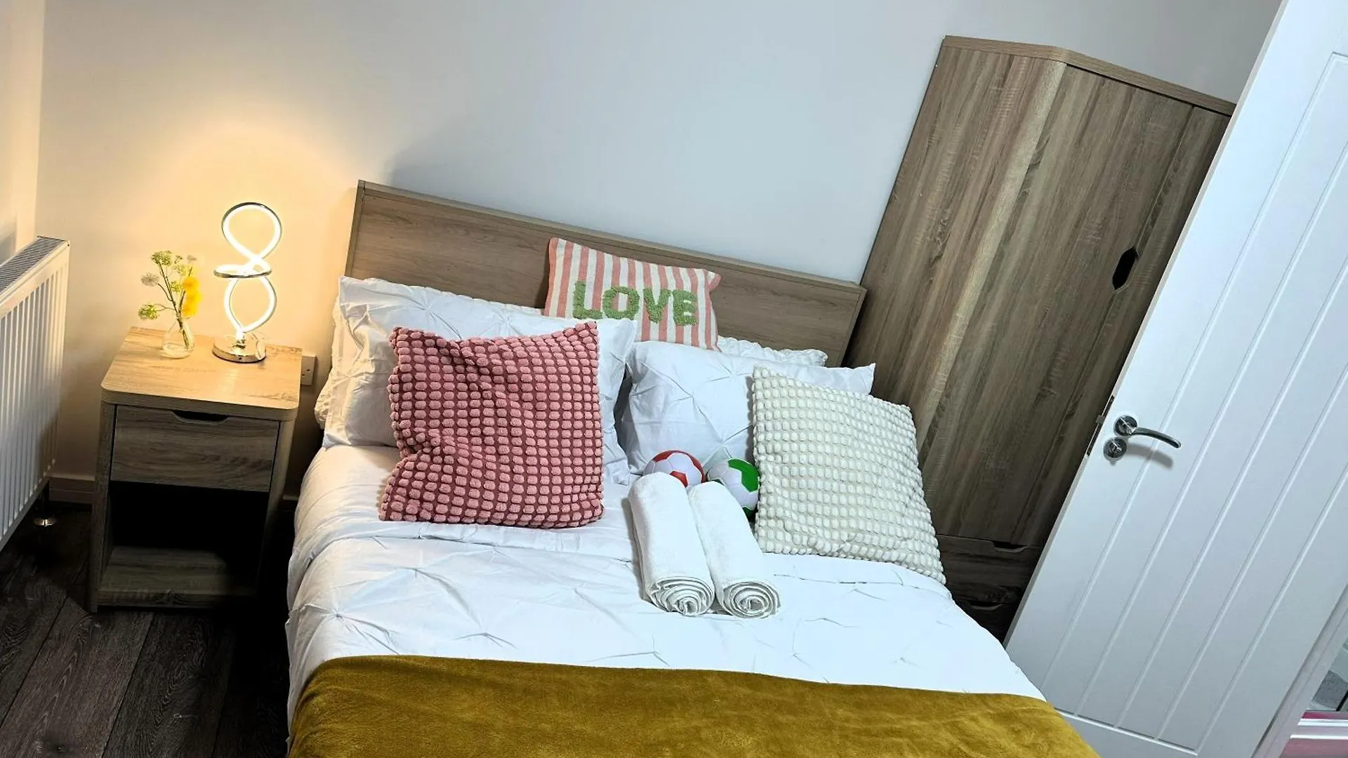 London Heathrow Sleephouse Lägenhet Cranford